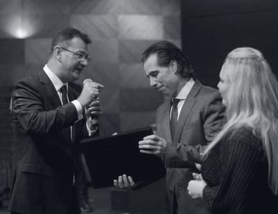 José Rawlinson Ferraz ao microfone durante cerimônia de homenagem